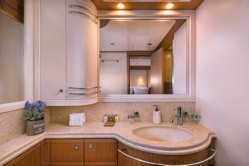 830 2009 FERRETTI YACHTS