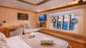 830 2009 FERRETTI YACHTS