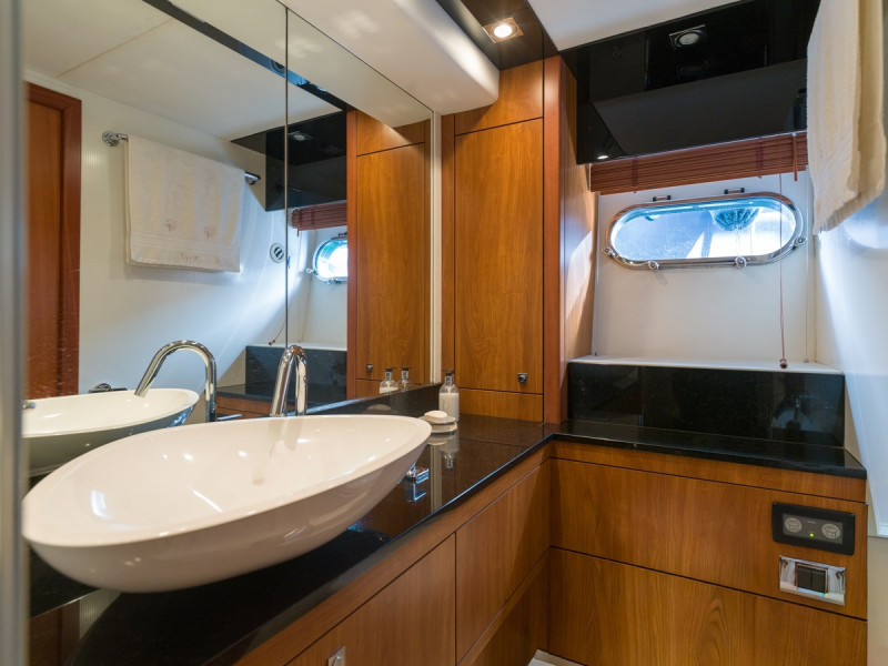 PREDATOR 64 2010 SUNSEEKER