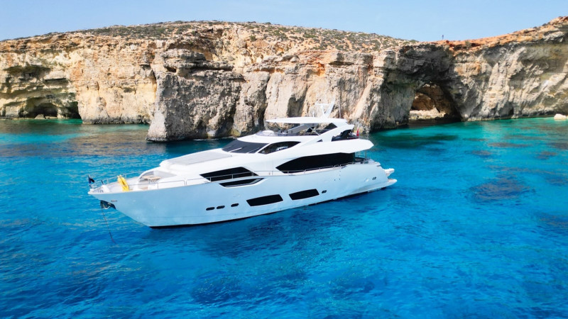95 YACHT 2018 SUNSEEKER