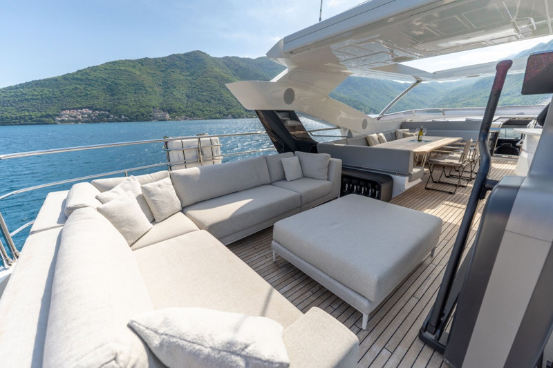 95 YACHT 2018 SUNSEEKER