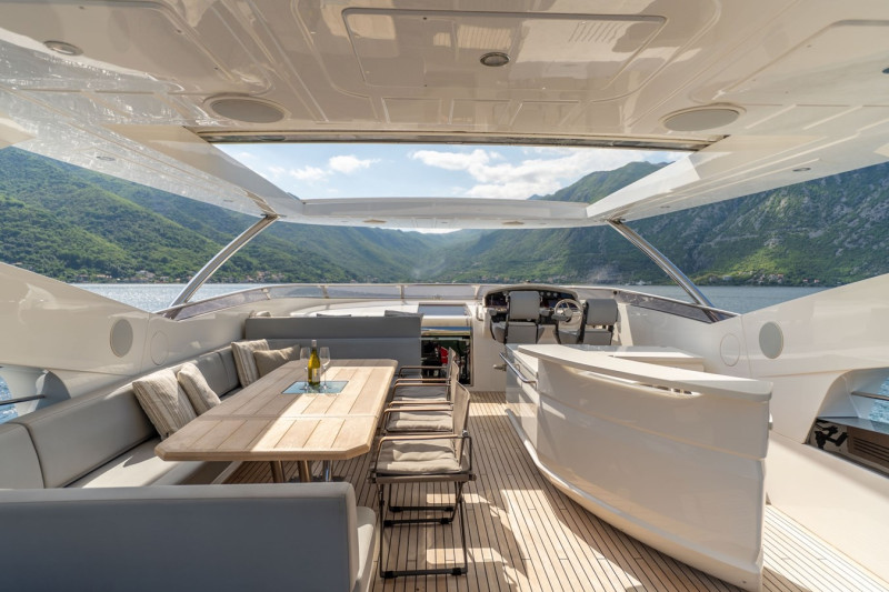 95 YACHT 2018 SUNSEEKER
