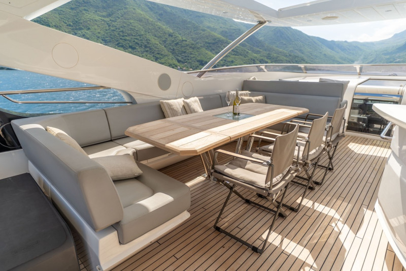 95 YACHT 2018 SUNSEEKER