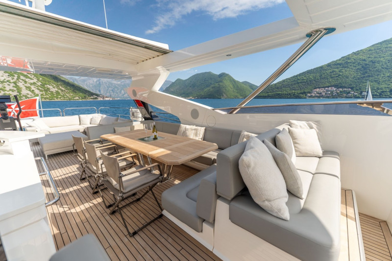 95 YACHT 2018 SUNSEEKER