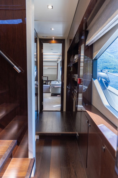 95 YACHT 2018 SUNSEEKER