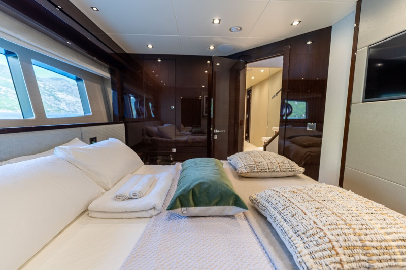 95 YACHT 2018 SUNSEEKER