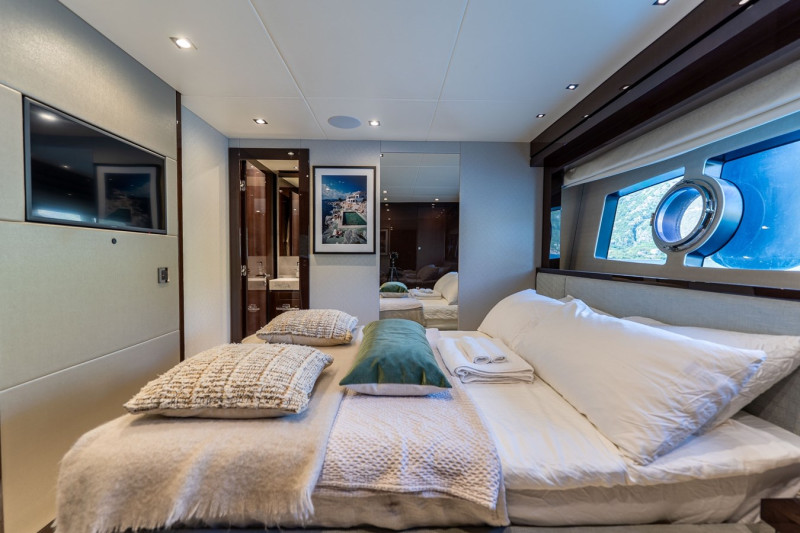 95 YACHT 2018 SUNSEEKER
