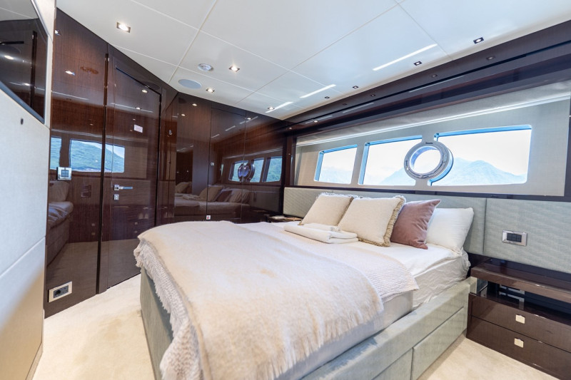 95 YACHT 2018 SUNSEEKER