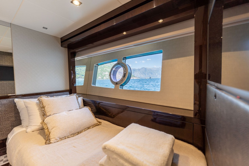 95 YACHT 2018 SUNSEEKER