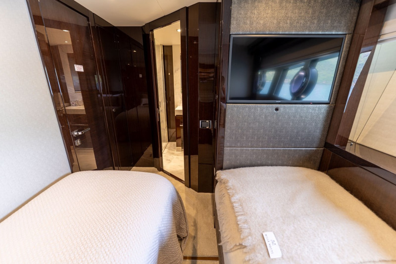 95 YACHT 2018 SUNSEEKER