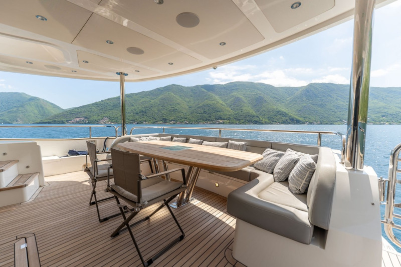 95 YACHT 2018 SUNSEEKER