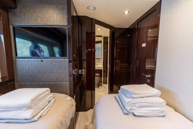 95 YACHT 2018 SUNSEEKER
