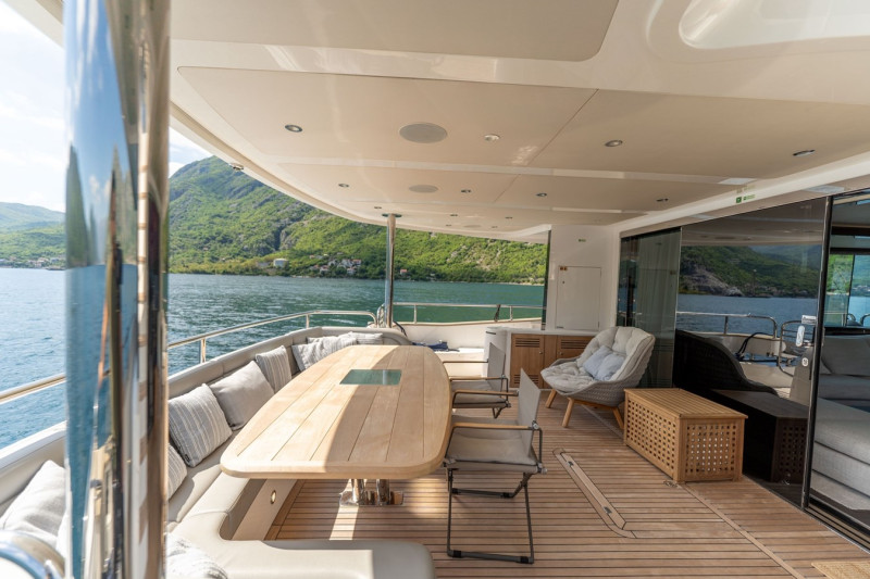 95 YACHT 2018 SUNSEEKER