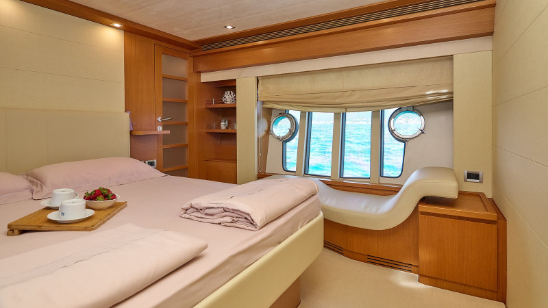 780 2008 FERRETTI YACHTS