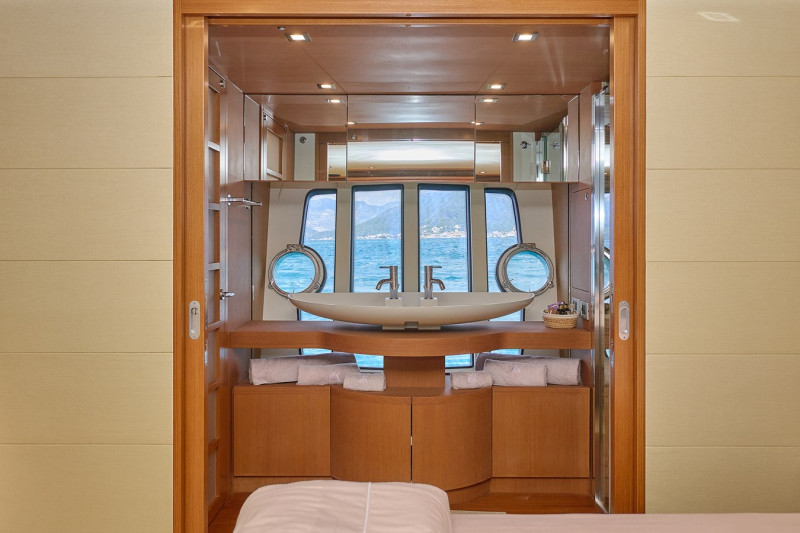 780 2008 FERRETTI YACHTS