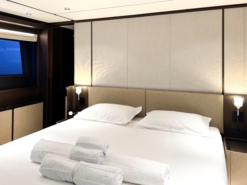 860 2023 FERRETTI YACHTS