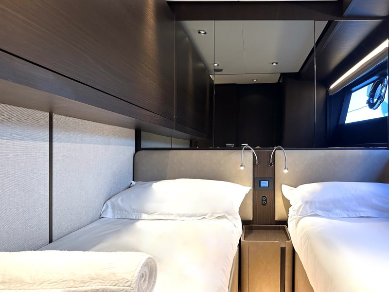 860 2023 FERRETTI YACHTS