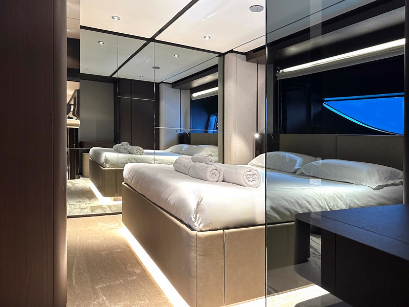 860 2023 FERRETTI YACHTS