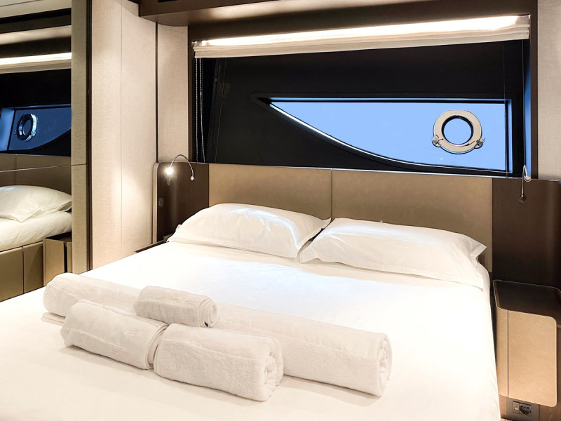 860 2023 FERRETTI YACHTS