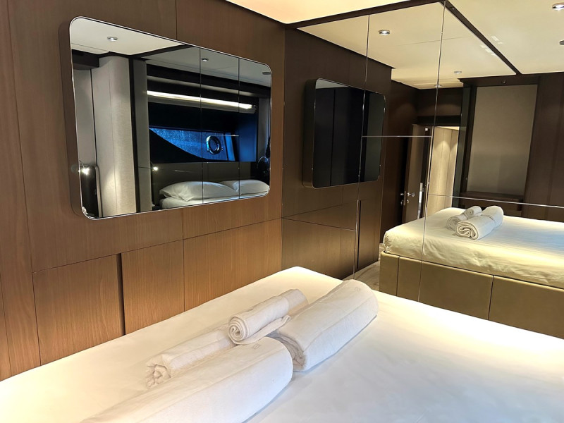 860 2023 FERRETTI YACHTS