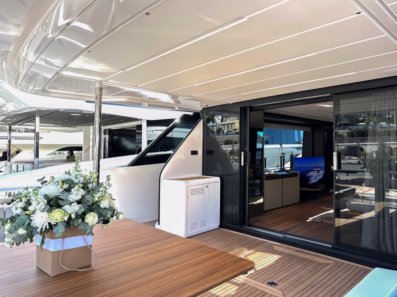 860 2023 FERRETTI YACHTS