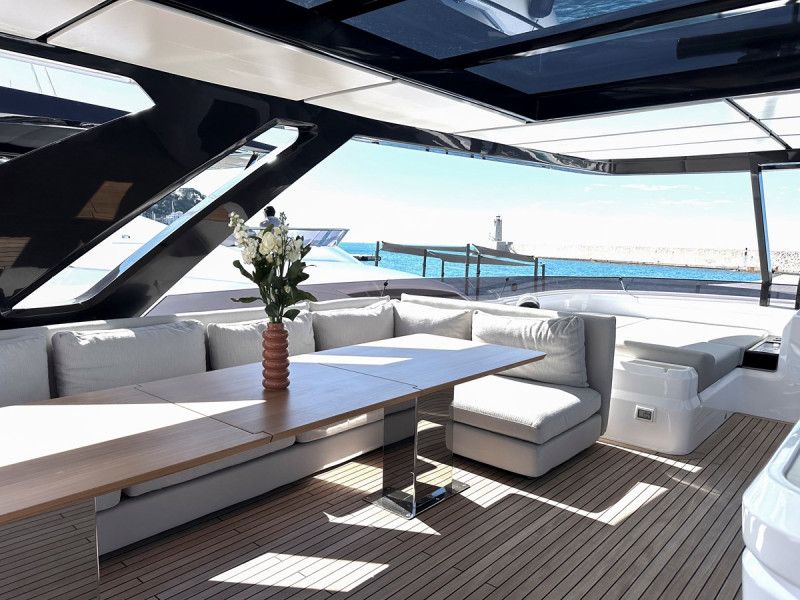 860 2023 FERRETTI YACHTS