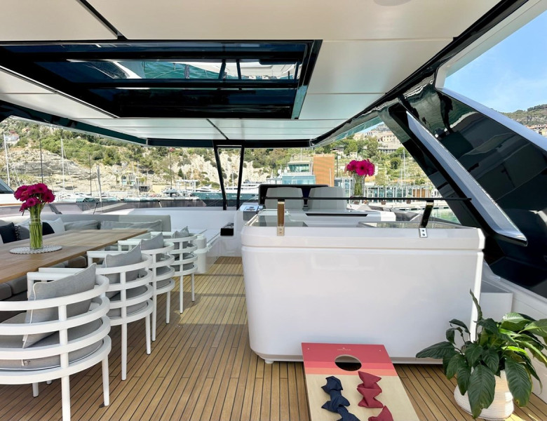 860 2023 FERRETTI YACHTS