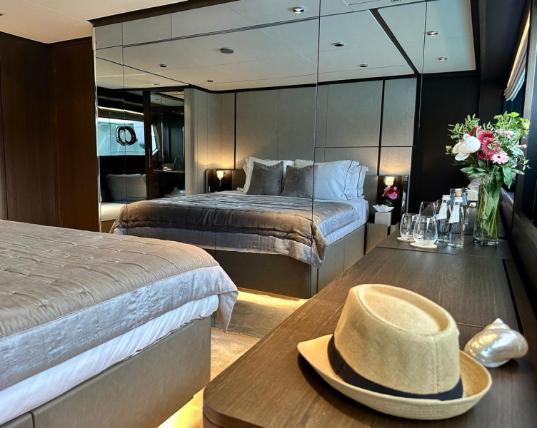 860 2023 FERRETTI YACHTS