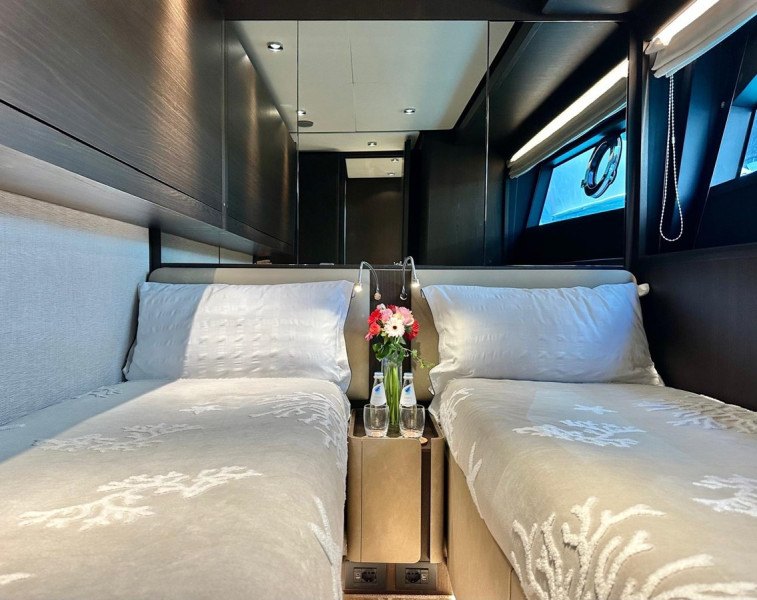 860 2023 FERRETTI YACHTS