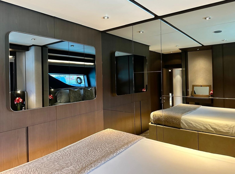 860 2023 FERRETTI YACHTS