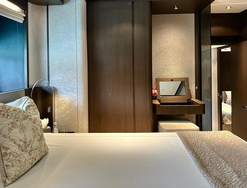 860 2023 FERRETTI YACHTS