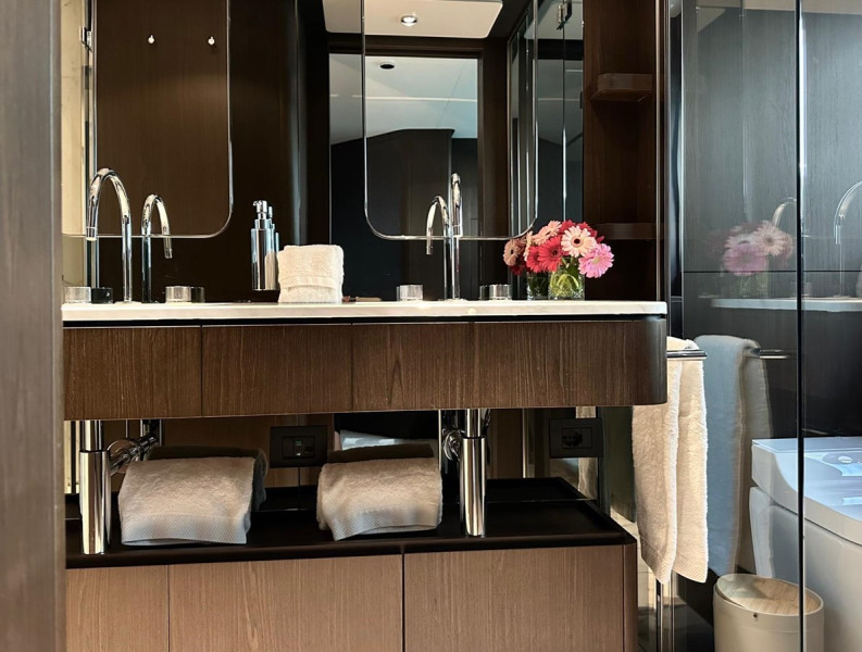 860 2023 FERRETTI YACHTS