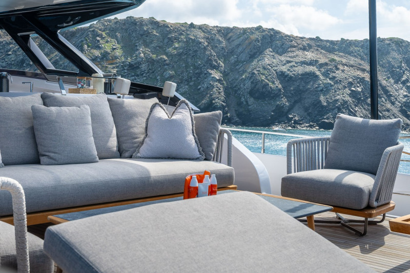 1000 2025 FERRETTI YACHTS