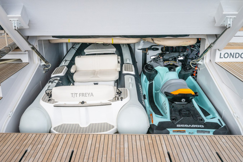 1000 2025 FERRETTI YACHTS