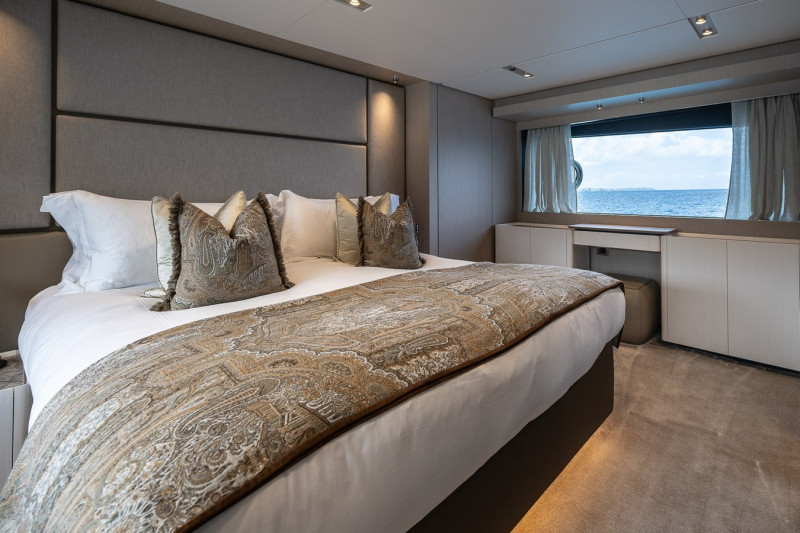 1000 2025 FERRETTI YACHTS