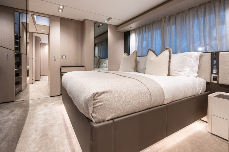 1000 2025 FERRETTI YACHTS