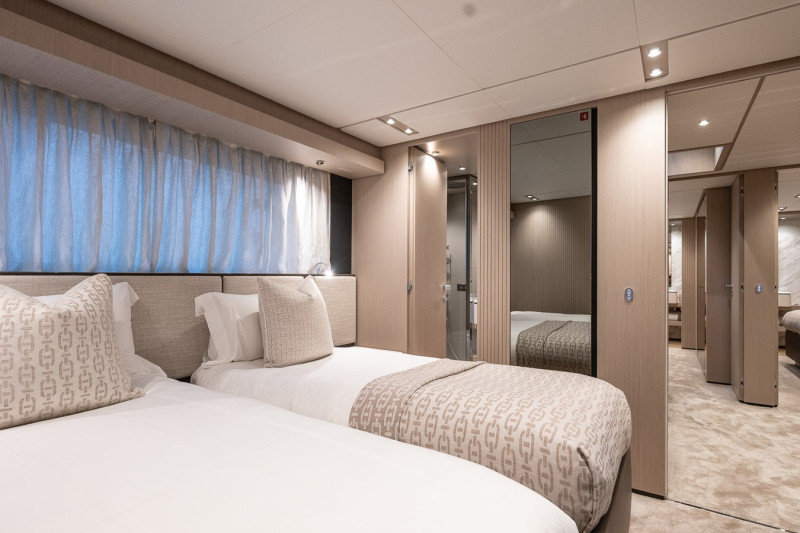 1000 2025 FERRETTI YACHTS