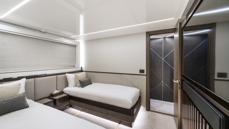 90 OCEAN 2022 SUNSEEKER