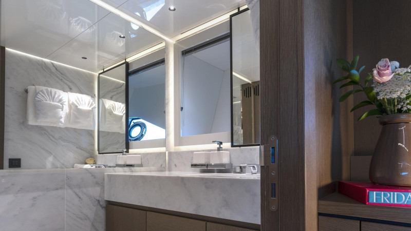 90 OCEAN 2022 SUNSEEKER
