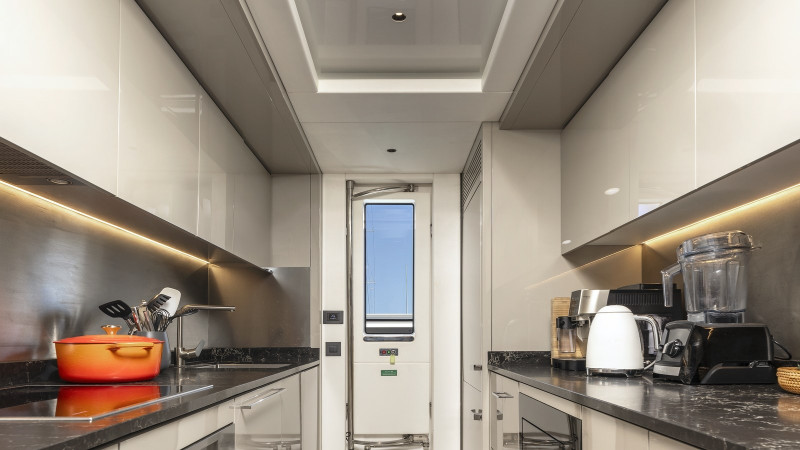 90 OCEAN 2022 SUNSEEKER